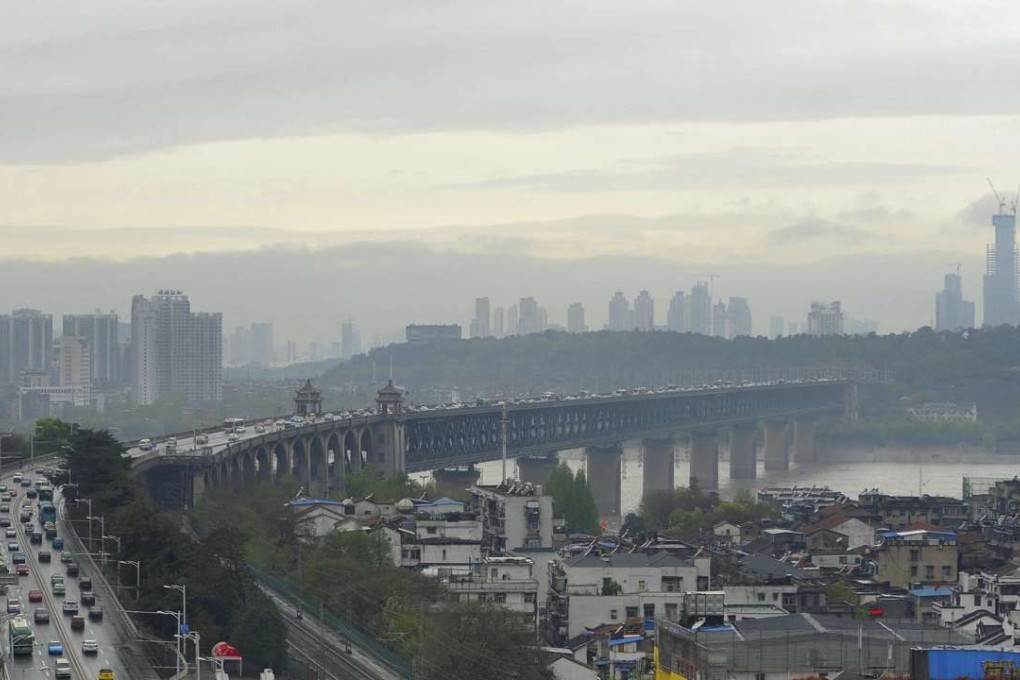 Vehicles travel on a bridge over the Yangtze River in Wuhan, Hubei province April 2, 2015. Picture taken April 2, 2015. REUTERS/Stringer CHINA OUT. NO COMMERCIAL OR EDITORIAL SALES IN CHINA