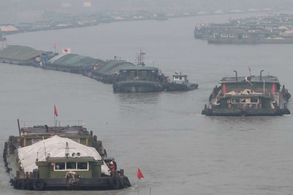 Barges ply the Grand Canal in Jiangsu province. A Jiangsu chemical plant has been found guilty of dumping untreated acid waste into the waterway. Photo: Simon Song