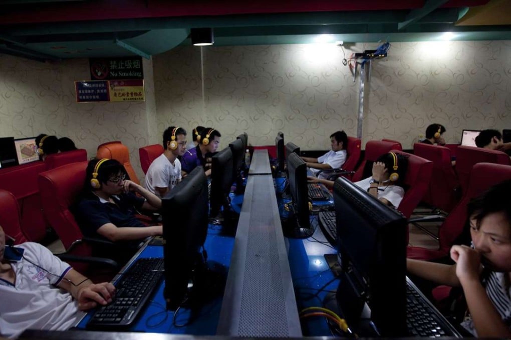 epa02266671 Chinese people using computers in an internet cafe in Beijing, China on 30 July 2010. Google Inc. said 30 July its Internet services in China are functioning properly again after the US web giant reported that access to its search engine and other products were being blocked. EPA/HOW HWEE YOUNG