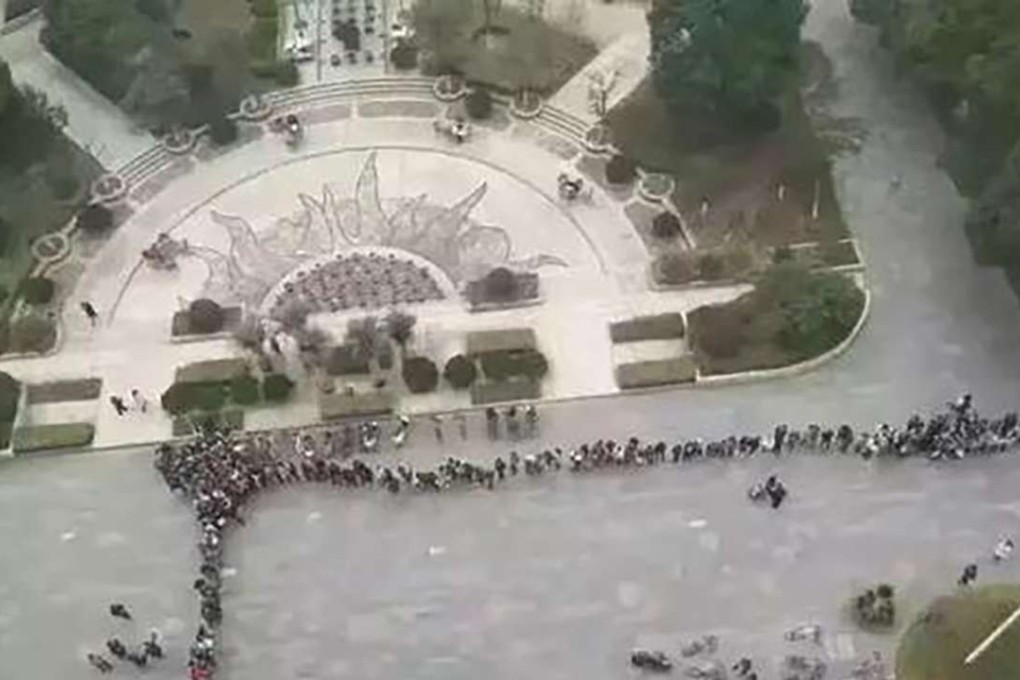 The long queue at the Hangzhou Dianzi University began to form at 6am on Thursday. Photo: Handout