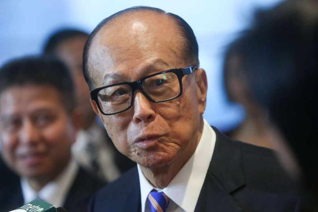 Li Ka-shing, chairman of CK Hutchison Holdings Ltd. and Cheung Kong Property Holdings Ltd., meets the press in Wan Chai. 05JAN17 SCMP/Sam Tsang