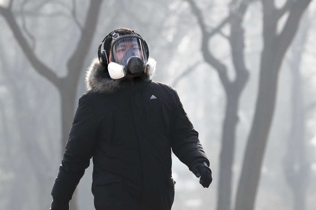 A man wears a mask to filter the air during a heavily polluted day in Beijing. Photo: AP