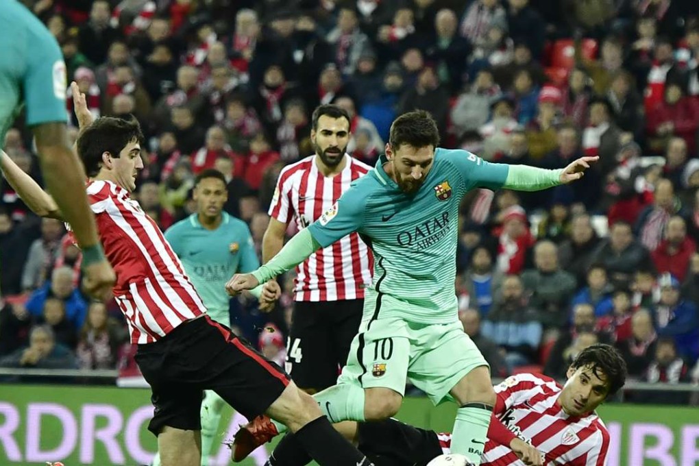 Barcelona's Lionel Messi, center, tries to control the ball between Athletic Bilbao's Xabier Etxeita and Mikel San Jose, right, during the Spanish Copa del Rey round of 16 first leg soccer match. Photo: AP