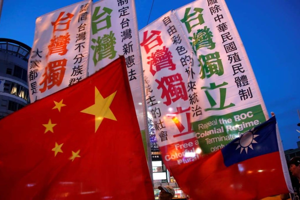 Members of a Taiwanese independence group march with flags around the group of pro-China supporters holding a rally calling peaceful reunification, in Taipei, Taiwan May 14, 2016. Photo: Reuters
