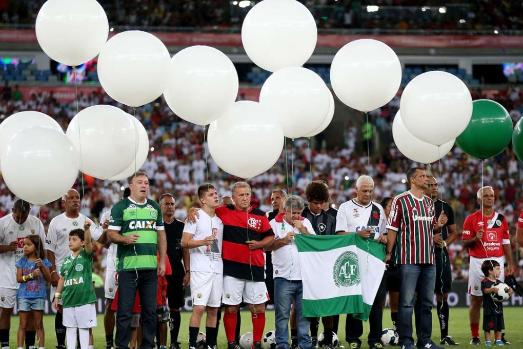 Players mourn for the victims of Chapecoense football club who died in an airplane crash before the 2016 stars charity match at the Maracana Stadium in Rio. Photo: Xinhua