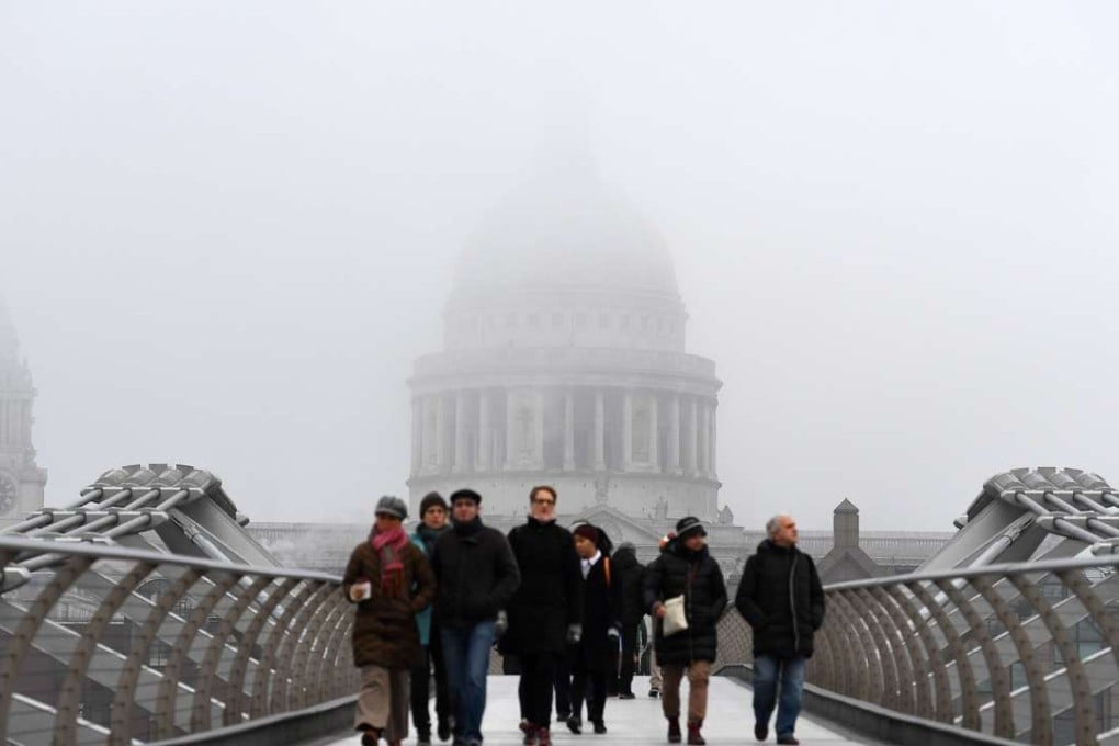 Not Beijing, but London. Pedestrians make their way through dense fog over the Millennium Bridge in the British capital on New Year’s Eve. Photo: EPA