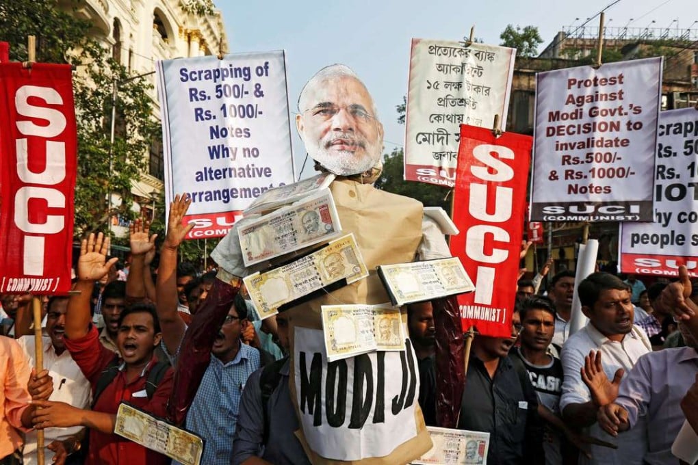 Indian protesters carry an effigy of Prime Minister Narendra Modi during a demonstration against the government's decision to withdraw 500 and 1,000 Indian rupee banknotes from circulation. Photo: Reuters