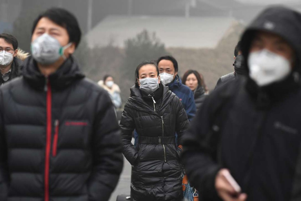 Commuters on the mainland wear masks on a polluted day. Photo: AFP