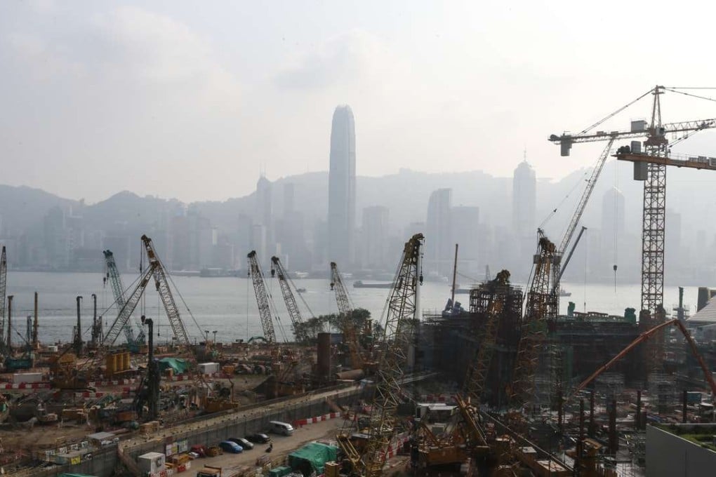 Smog hangs over West Kowloon. Photo: K. Y. Cheng