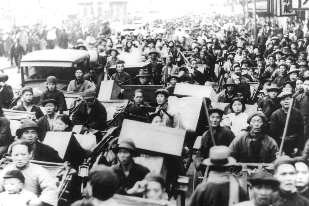 Shanghai citizens try to enter the international settlement to take refuge from Japanese armed forces bombings, in August 1937. Photo: Keystone