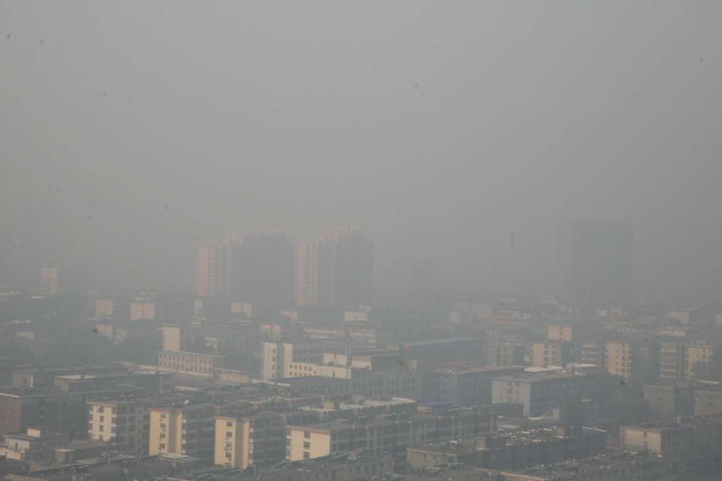 Linfen deputy mayor Yan Jianguo said he was “deeply sorry” for the prolonged severe air pollution in the city. Photo: China Foto Press