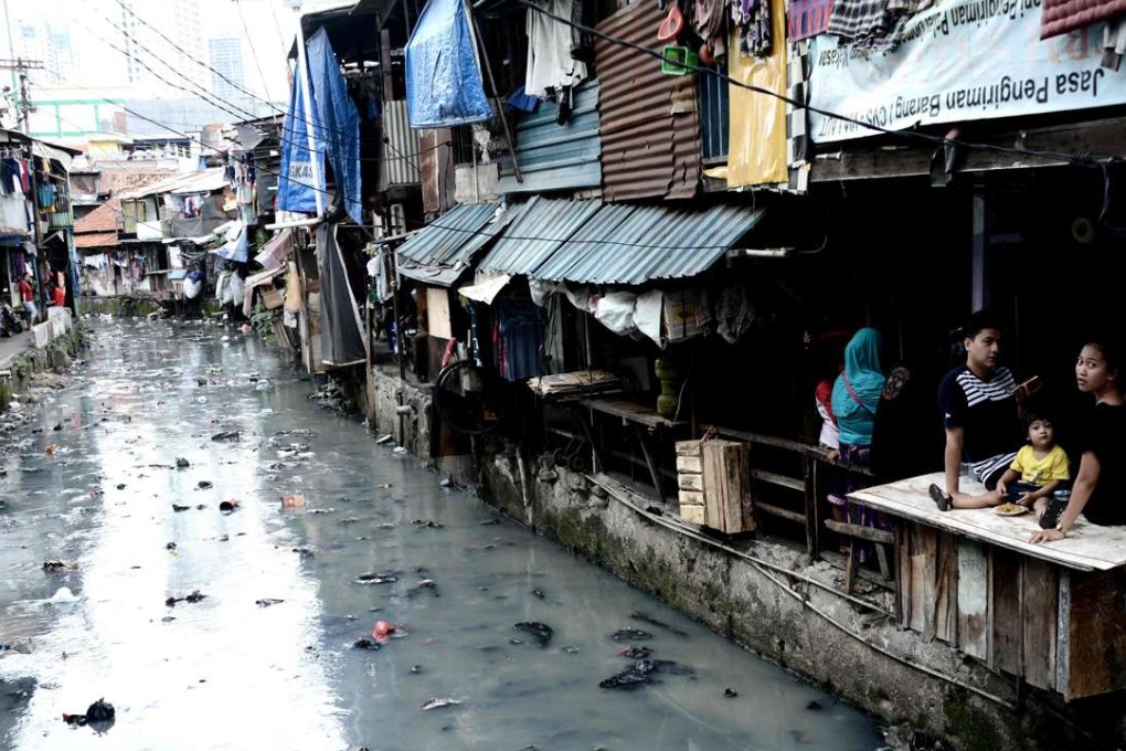 The narrow ducts typically run through slums, and residents have been dumping trash in the waterways for decades due to the lack of a decent rubbish disposal system in poor areas. Photo: AFP