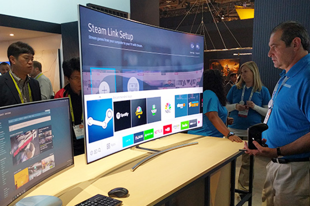 A Samsung Electronics employee demonstrates the Steam Link computer game streaming feature with the company's new smart TV during the Consumer Electronics Show 2017 at the Las Vegas Convention Centre. Photo: Yoon Sung-won/Korea Times