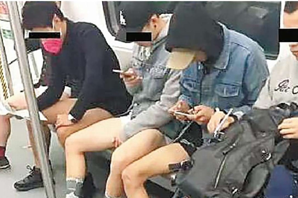Some of the men pictured on the metro system. Photo: Sina.com
