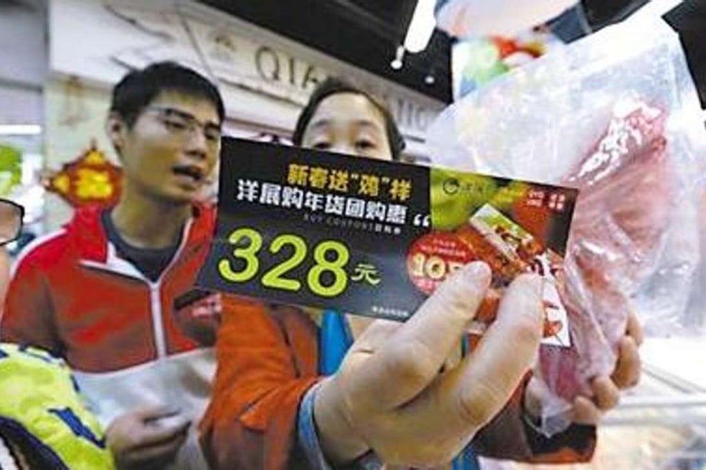 Thanks to the local dialect, shoppers at a Chongqing supermarket got the bargain of a lifetime - 10 US lobsters for the price of four already discounted ones. Photo: China.news.com