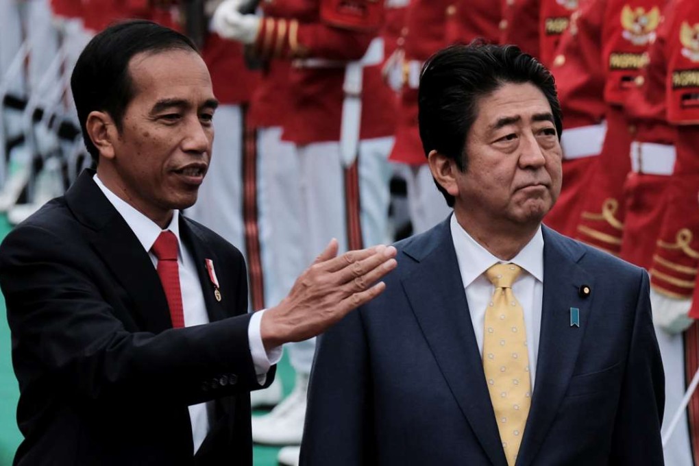 Indonesian President Joko Widodo and Japanese Prime Minister Shinzo Abe inspect the honour guards during a welcoming ceremony at the Bogor Palace, West Java, Indonesia. Photo: Reuters