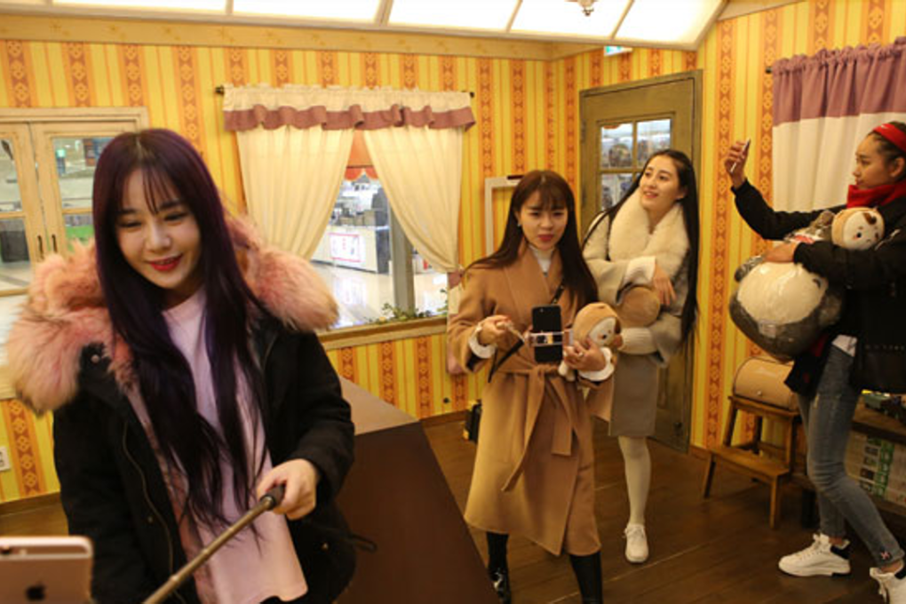 Internet celebrities from China, or "Wang Hong" in Chinese, broadcast through their smartphones at a kidult toy store Toys & Hobby in I'Park Mall in Seoul, last Wednesday. Photo: HDC Shilla