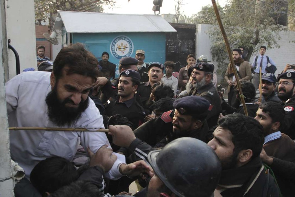 Police arrest supporters of a Pakistani religious group trying to rally in support of blasphemy laws. Photo: AP