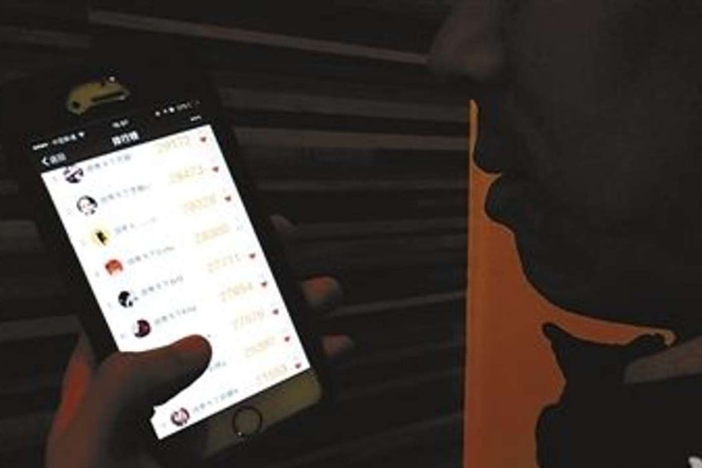 An employee checks his mobile phone app that tracks the number of steps taken each day. Photo: Chongqing Evening News