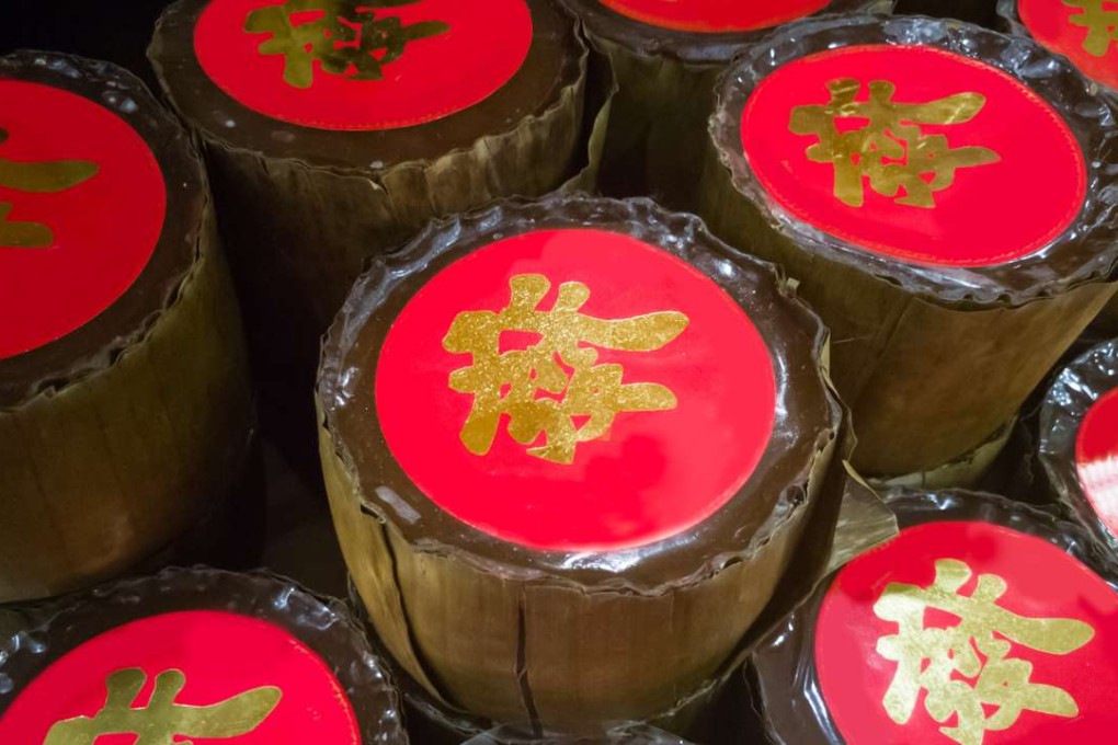 The name for the sweet or savoury steamed nìn gou, “sticky cake”, alludes to nìn nìn gou sing, “to improve year on year”.