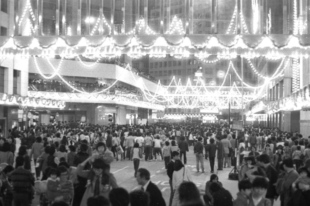 Christmas lights blaze in Chater Road, Central, in 1981. Photo: Robin Lam Kit
