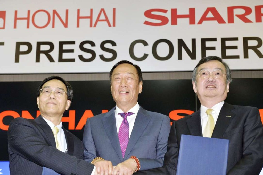 Terry Gou (C), founder and Chairman of Taiwan's Foxconn, formally known as Hon Hai Precision Industry, shakes hand with the company's Vice Chairman Tai Jeng-wu (L) and Japan's Sharp Corp Chief Executive Kozo Takahashi at their joint news conference in Sakai, western Japan, in 2016. Photo: Reuters.