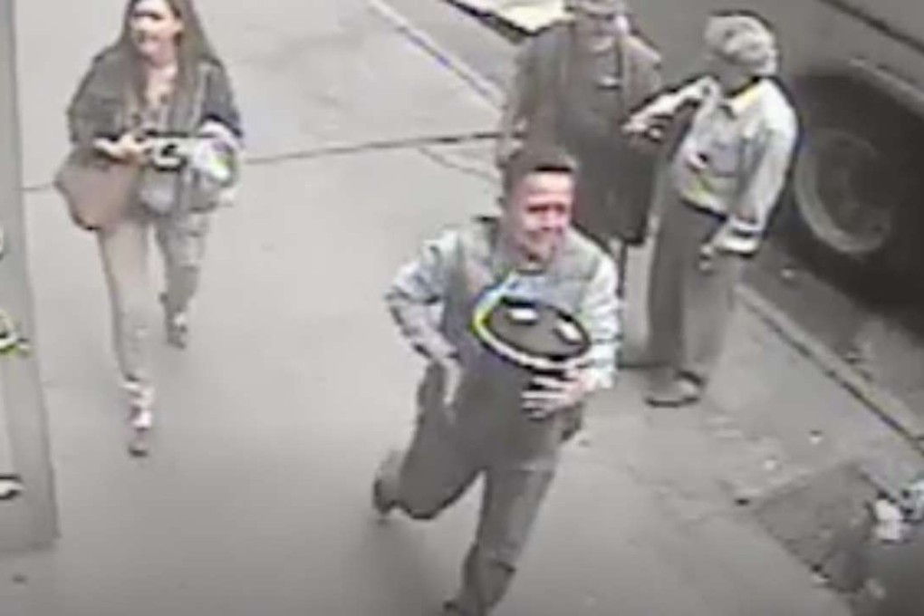 Julio Nivelo makes off with a 40kg bucket of gold on September 29 in Manhattan in this scene from a video released by the NYPD. Photo: YouTube / NYPD