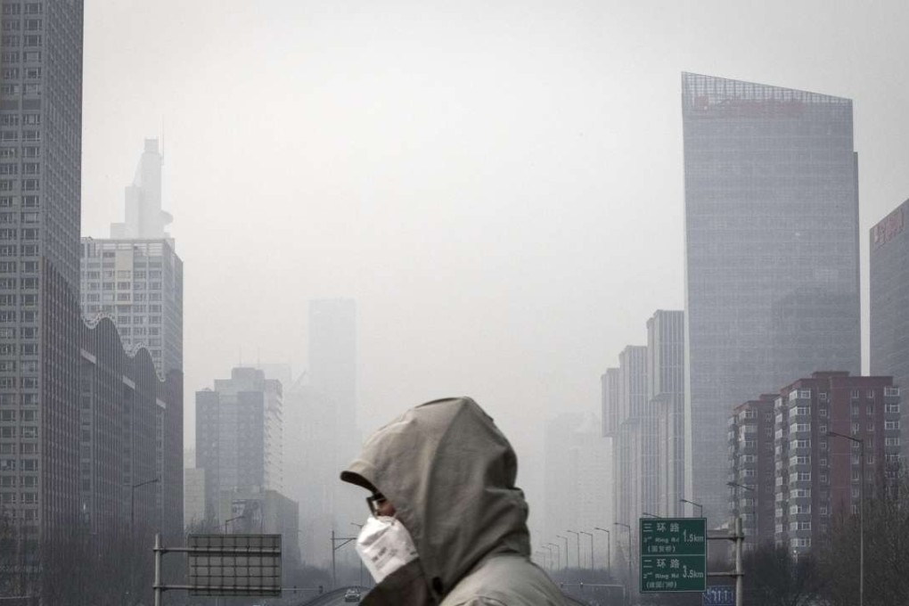 A man wearing a face mask walks on a footbridge as buildings shrouded in haze stands in the background in Beijing, China, on Friday, Jan. 6, 2017. Toxic haze that settled over much of China during the last three weeks has triggered a flight reflex among residents, leading to the rising popularity of smog avoidance travel packages to far-flung locations such as Iceland and Antarctica. Photo: Bloomberg