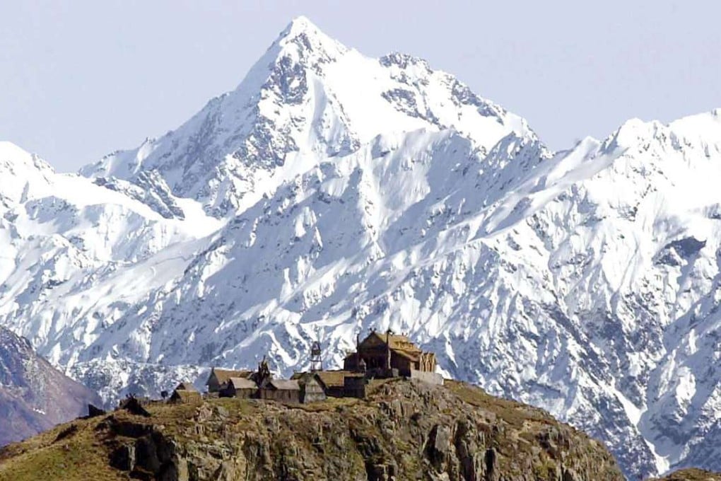 The set of the movie "The Fellowship of the Ring" sits atop a hill in front of Mt. Sommers on New Zealand’s South Island, where a handful of companies are harvesting air to sell to China. Photo: Reuters