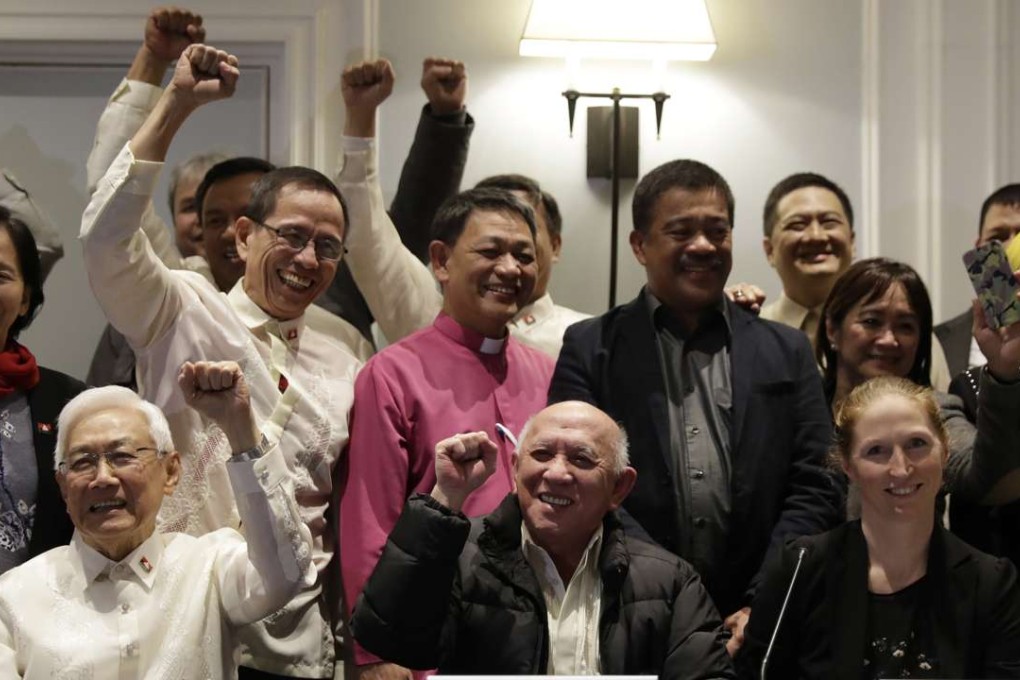 Luis Jalandoni, representative of the communist movement the National Democratic Front of the Philippines, Fidel Agcaoili, Communist rebel negotiator, Norwegian Special Envoy Elisabeth Slattum, celebrate after signing a joint statement on what has been achieved in the third round of talks, in Rome, Wednesday, January 25, 2017. (Photo: AP