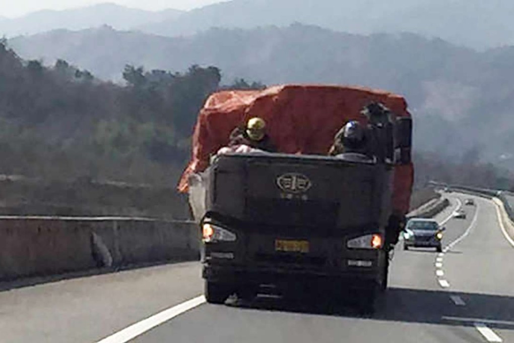 The truck drivers spotted braving the cold in crash helmets. Photo: Ifeng.com