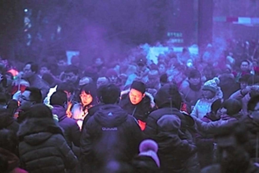 Offering incense at Beijing’s Yonghe Temple. Photo: Xinhua