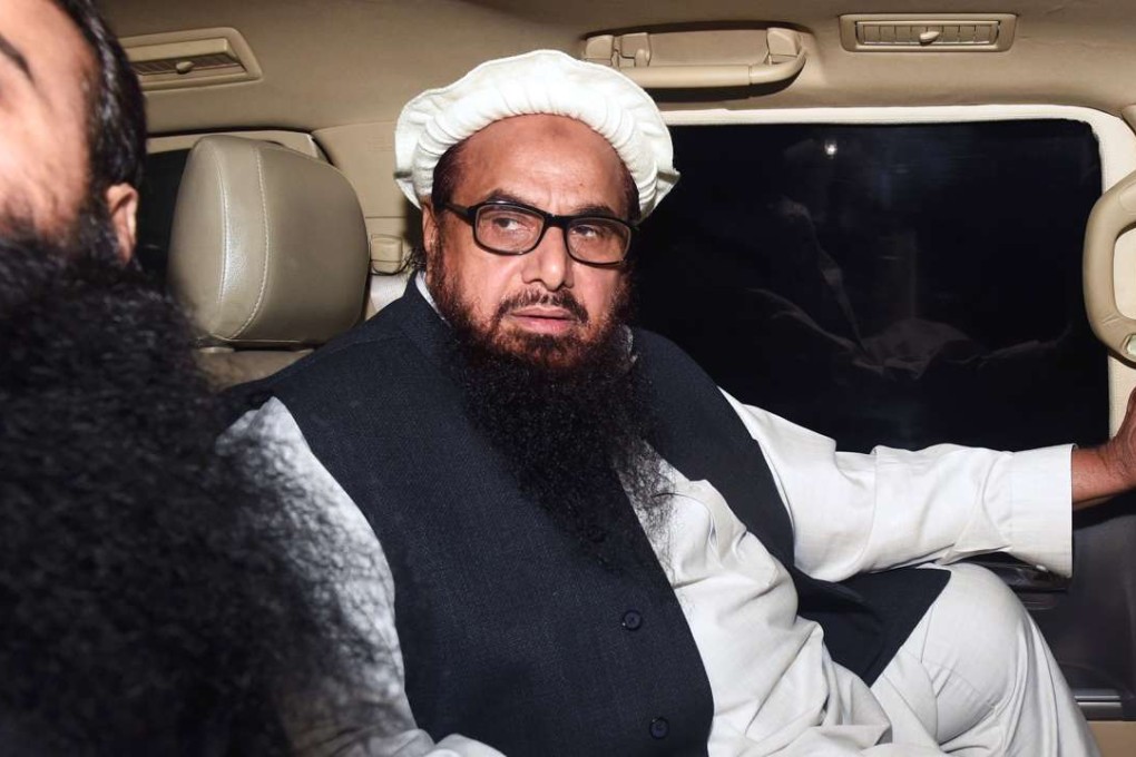 Leader of Pakistan’s Jamaat-ud-Dawa (JuD) organisation Hafiz Saeed leaves in a car after being detained by police in Lahore, early on January 31, 2017. Photo: AFP