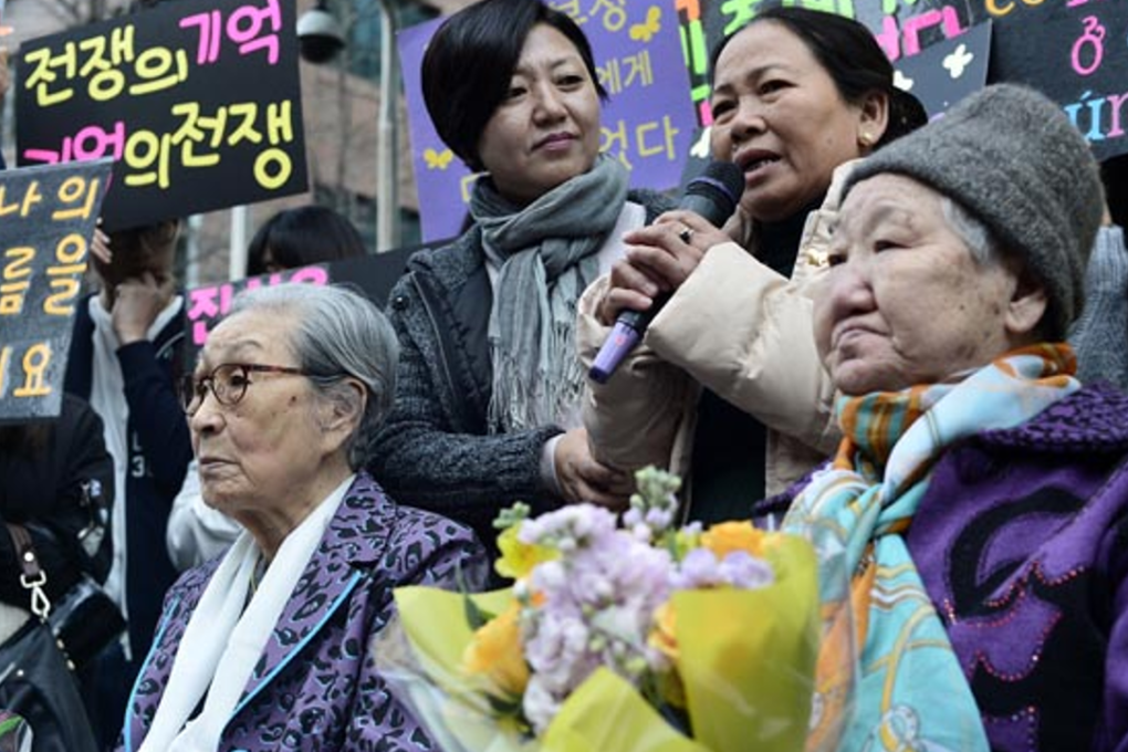 Nguyet Thi Thanh, one of the survivors of a Vietnam War massacre committed by South Korean soldiers, speaks at a weekly demonstration by former comfort women in front of the Japanese Embassy in Seoul, during her first visit to Korea last April. Shim Hyun-chul/Korea Times
