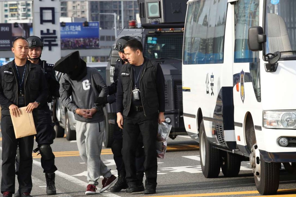 Shenzhen police hand over the murder suspect to Hong Kong officers. Photo: Nora Tam