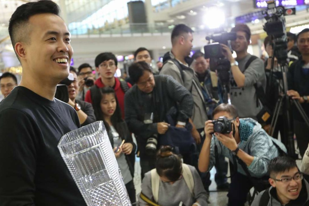 Marco Fu is mobbed by reporters at Hong Kong Airport last December after he won the Scottish Open title. Photo: Nora Tam