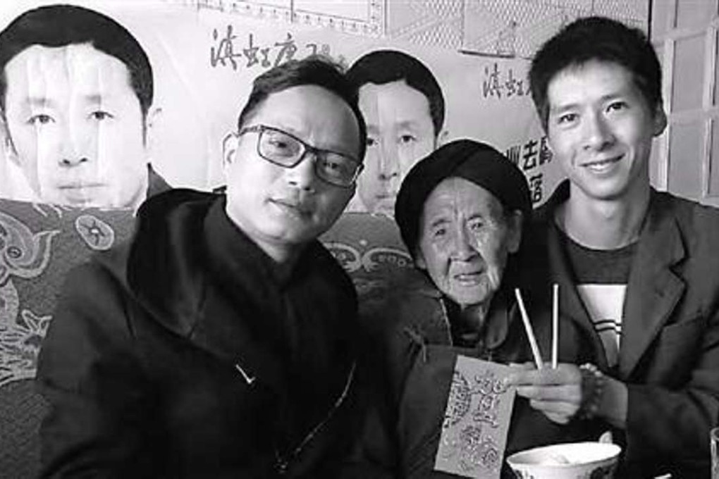 Lin visits an employee and his mother. Photo: China.news.com