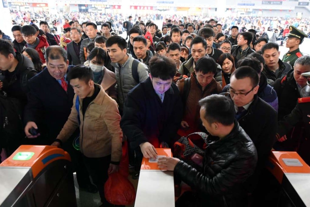 Passengers check in at Nanchang Railway Station in Nanchang, capital of east China's Jiangxi Province. Photo: Xinhua