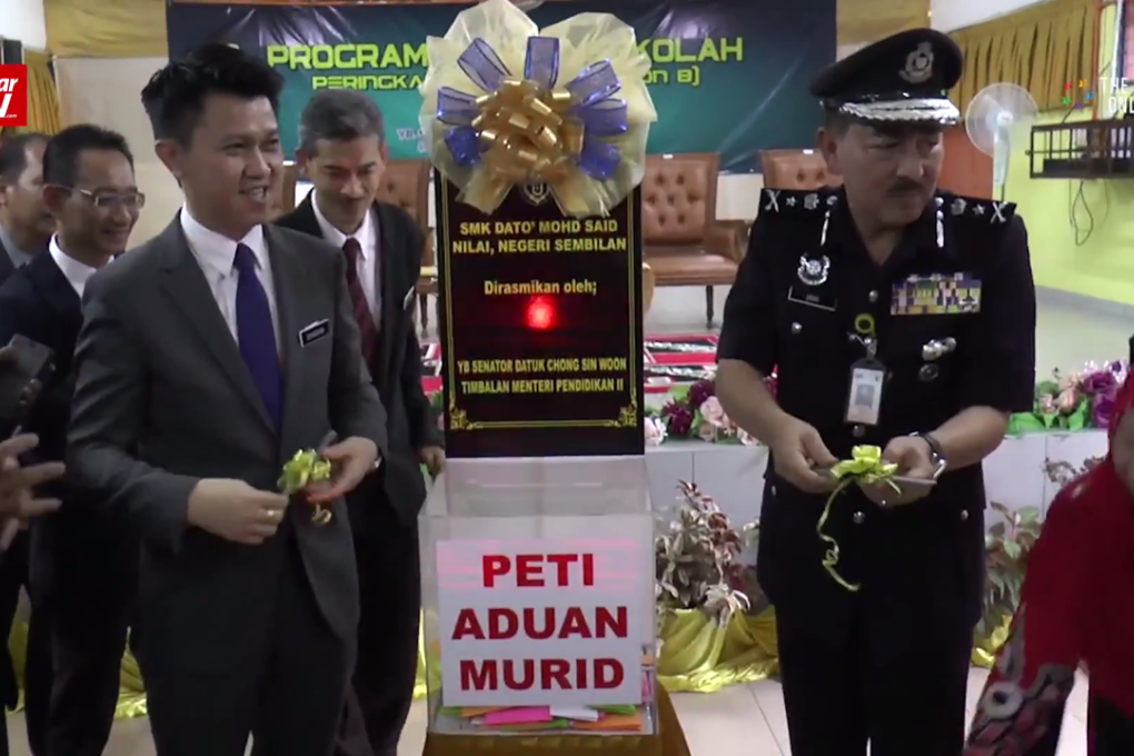 Deputy Educa­tion Minister Datuk Chong Sin Woon (left) at the launch of the Jom Ke Sekolah (Let’s Go to School) programme in Nilai, Malaysia. Photo: The Star