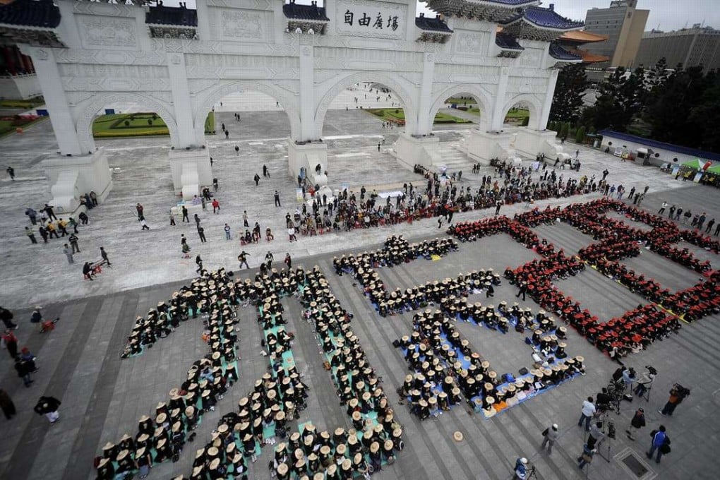 Hundred of people form the words “Do Not Forget 228” in front of Liberty Square in Taipei on February 28, 2009. Thousands of people were killed when nationalist troops crushed an island-wide riot on February 28, 1947, an event known as “228” in Taiwan. Photo: Reuters
