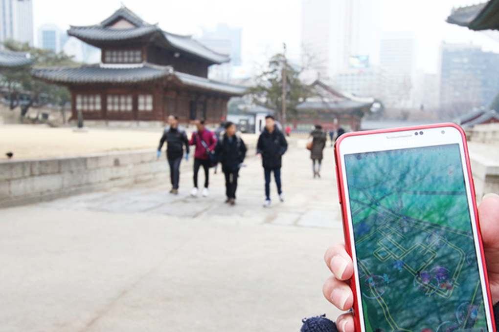 A gamer plays mobile game "Pokemon Go" in Jongno, central Seoul, Saturday. The police said unauthorized assistant apps made for the game are causing cybersecurity concerns. Photo: Yonhap