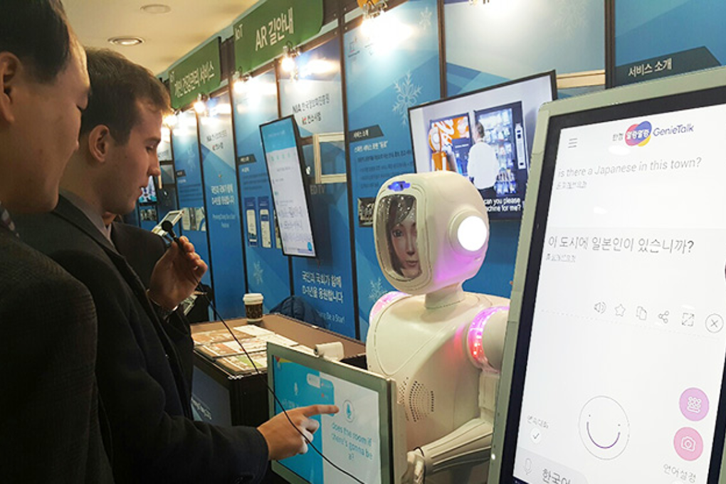 A man tries an artificial intelligence (AI)-converged robot interpreter at Hancom's headquarters in Pangyo, Gyeonggi Province. Photo: Korea Times