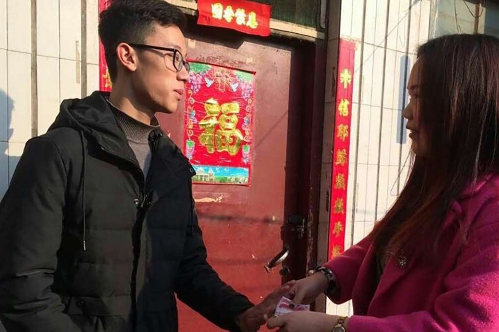 Chen Yifan accepts money towards his education. Photo: Qq.com