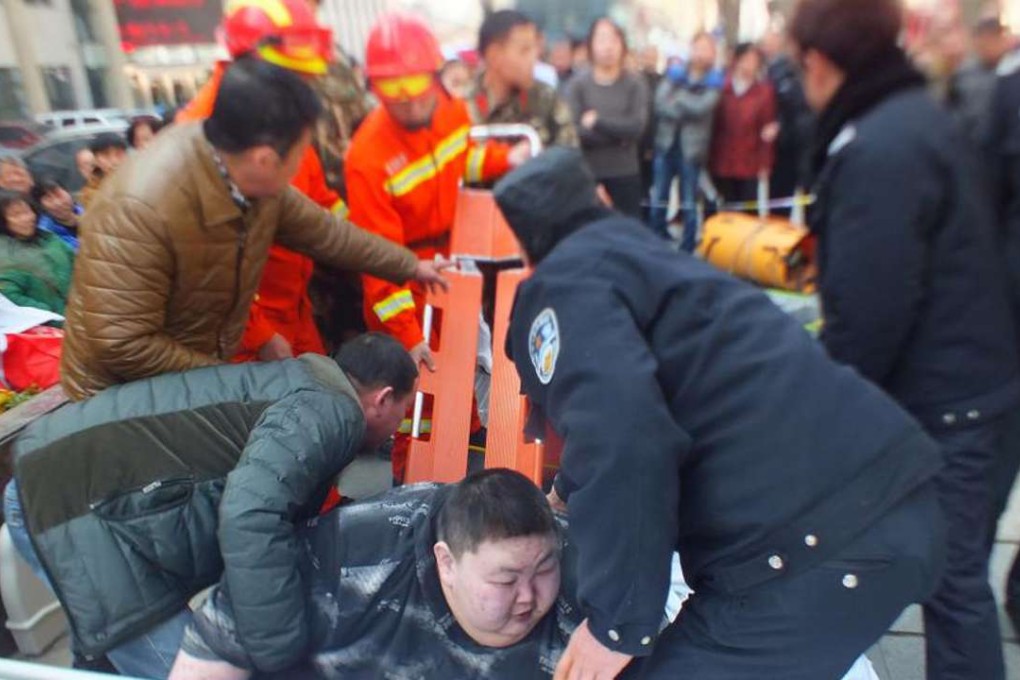 A stretcher is used to help lift the man in Wuhan. Photo: Cnr.cn