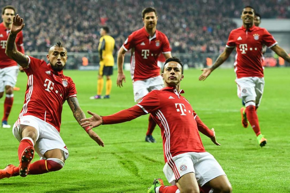 Thiago of Bayern Munich celebrates with team mates. Photo: EPA