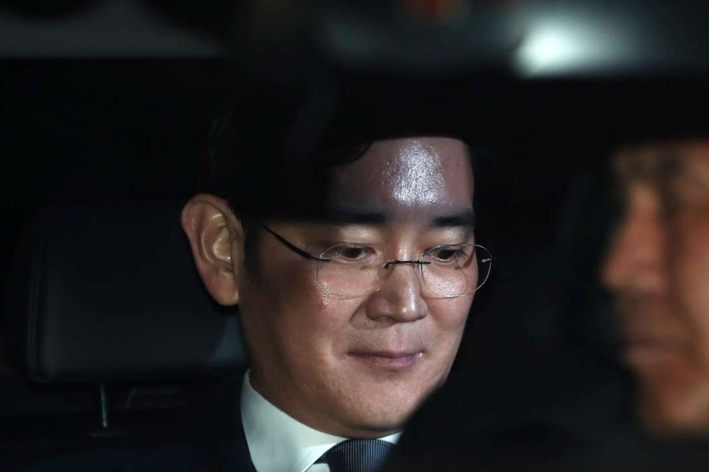 Jay Y. Lee, co-vice chairman of Samsung Electronics Co., sits in a car as he leaves the Seoul Central District Court in Seoul, South Korea. Photo: Bloomberg