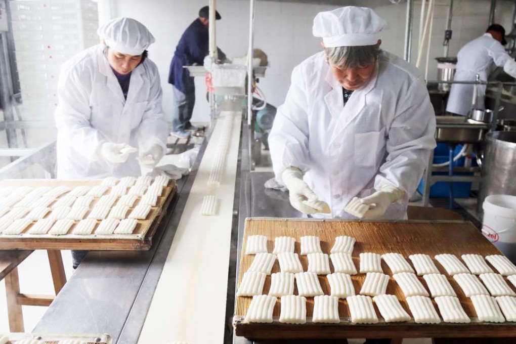 Workers make rice cakes at a food products factory in Jiashan County, in China's Zhejiang Province. Photo: Xinhua