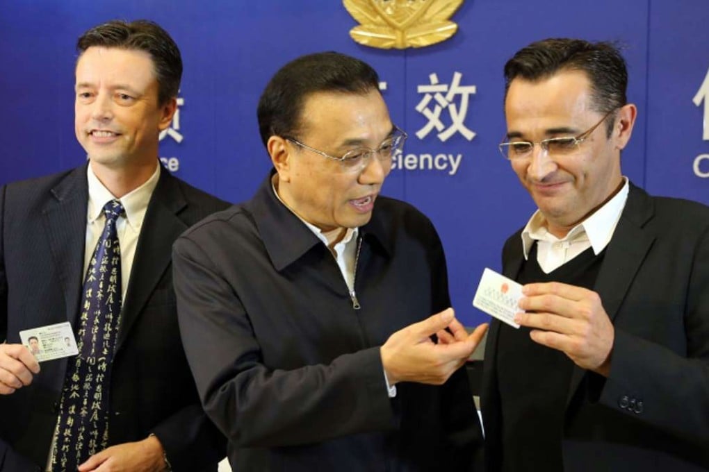 Premier LI Keqiang (centre) hands out Chinese green cards at a ceremony in the Shanghai Free-Trade Zone in 2015. Photo: Sohu.com
