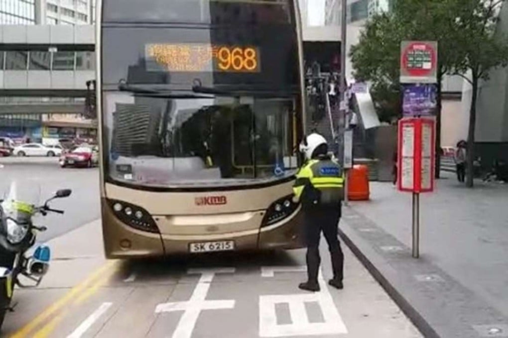 A traffic officer tickets a bus in Central on Sunday. Photo: Facebook