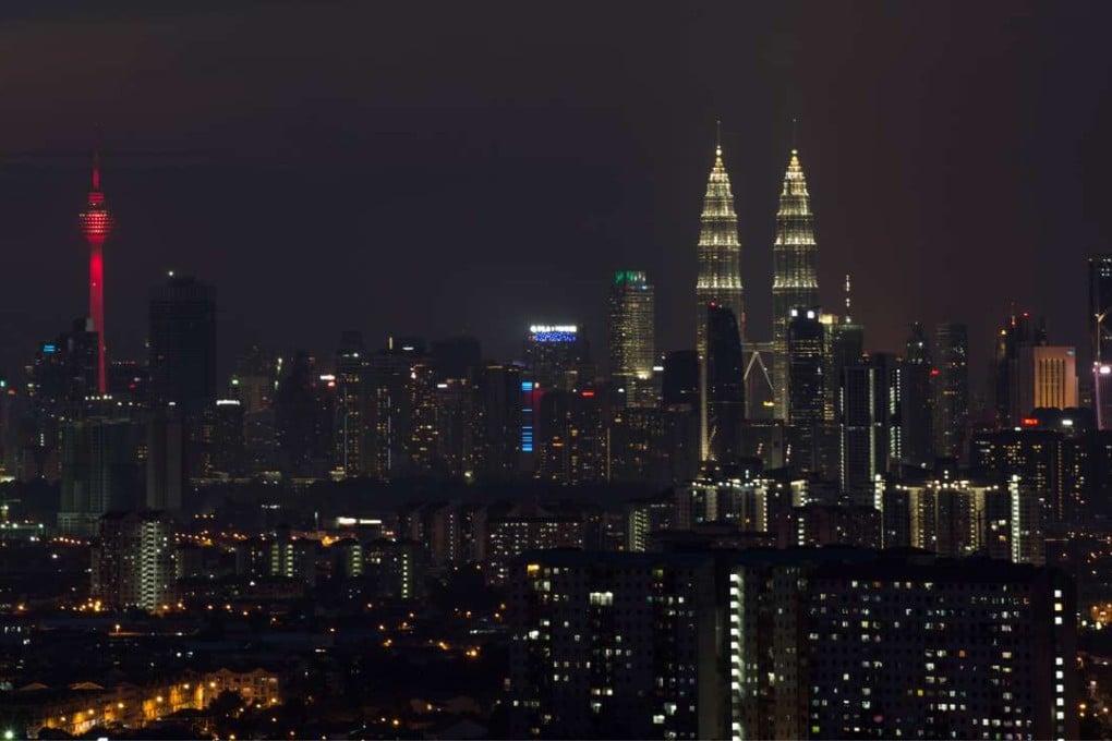 A general view shows Malaysia's Petronas Twin Towers (back R) and the Kuala Lumpur Tower (back L) at night in Kuala Lumpur.Photo: MOHD RASFAN/AFP